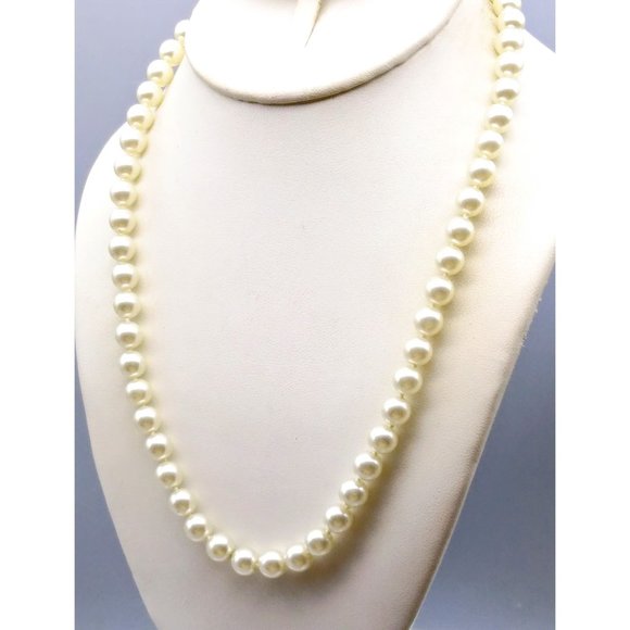 LIND Lustrous Knotted Glass Pearl Strand, Vintage Necklace for Wedding Occasion - Picture 3 of 4